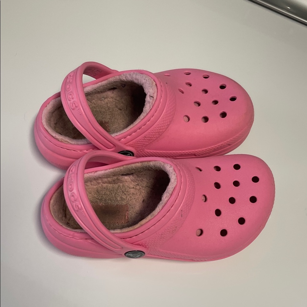CROCS Kids Pink Fuzzy Lined Slippers girls size C10